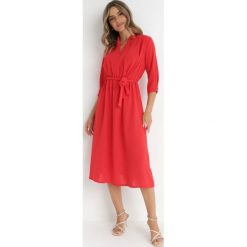 Czerwona Sukienka Rheniolea. Czerwone sukienki Born2be, m, bez wzorów, eleganckie, bez kołnierzyka, bez ramiączek, midi, kopertowe. Za 129.99 zł.