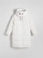 Pikowany płaszcz z kapturem - kremowy. Białe płaszcze Reserved, l, bez wzorów, z tkaniny, z kapturem. W wyprzedaży za 119.99 zł.