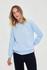 Bluza wkładana przez głowę błękitna. Niebieskie bluzy MOODO, m, bez wzorów, z bawełny, bez ramiączek, bez kaptura. Za 139.99 zł.