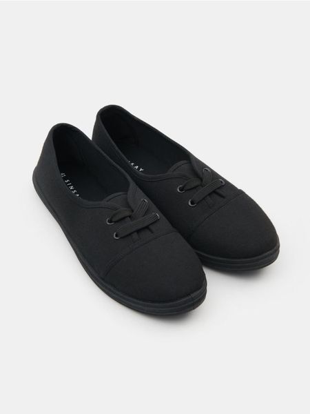 Trampki wsuwane z okrągłym noskiem - czarny. Czarne trampki Sinsay, bez wzorów, bez zapięcia. Za 15.99 zł.