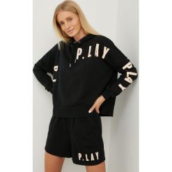 Only Play bluza dresowa Eddy damska kolor czarny z kapturem z nadrukiem. Czarne bluzy Only Play, m, bez wzorów, z dresówki, z kapturem. W wyprzedaży za 114.99 zł.