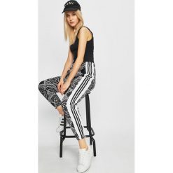 Adidas Originals - Spodnie. Czarne spodnie materiałowe adidas Originals, bez wzorów, z bawełny, casualowe. W wyprzedaży za 219.90 zł.