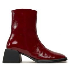 Botki Vagabond Shoemakers. Czerwone botki Vagabond Shoemakers, bez wzorów, bez obcasa, na słupku, bez zapięcia. Za 559.99 zł.
