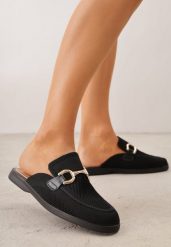 Czarne Klapki Mule Ozdobione Klamrą Peromela. Czarne klapki Renee, bez wzorów, z dzianiny, eleganckie, bez obcasa, na płaskiej podeszwie, bez zapięcia. Za 89.99 zł.