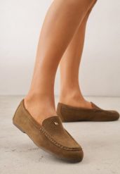 Ciemnobeżowe Mokasyny VICES ze Skórzaną Wkładką i Metalową Ozdobą Aquilin. Brązowe mokasyny Born2be, z aplikacjami, z materiału, z okrągłym noskiem. Za 89.99 zł.