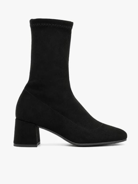 Czarne wyższe elastyczne botki. Czarne botki Ryłko, bez wzorów, z tkaniny, z okrągłym noskiem, bez obcasa, bez zapięcia. Za 429.99 zł.