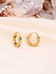 L'Atelier de Gaia Pozłacane kolczyki-kreole z cyrkoniami rozmiar: onesize. Zielone kolczyki L'Atelier de Gaia, z cyrkonią, pozłacane. Za 82.83 zł.