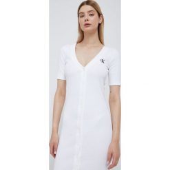Calvin Klein Jeans sukienka J20J219068.9BYY kolor biały midi dopasowana. Białe sukienki Calvin Klein Jeans, l, z aplikacjami, z jeansu, bez kołnierzyka, bez ramiączek, midi, dopasowane. W wyprzedaży za 319.99 zł.