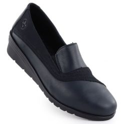Skórzane półbuty damskie na koturnie granatowe Rieker L5356-14. Półbuty wsuwane Rieker, bez wzorów, ze skóry, bez obcasa, na koturnie. Za 339.00 zł.