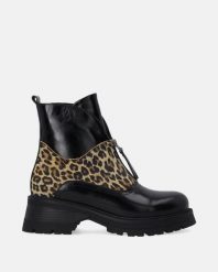 LAKIEROWANE SZTYBLETY Z MOTYWEM ZWIERZĘCYM E071PABLOBB029. Botki Venezia, bez wzorów, z lakierowanej skóry, bez obcasa, bez zapięcia. Za 399.00 zł.