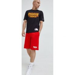 Champion szorty xStranger Things kolor czerwony z nadrukiem. Czerwone szorty Champion, bez wzorów. W wyprzedaży za 154.99 zł.