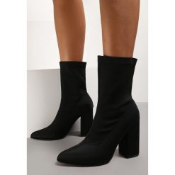 Czarne Botki Zerora. Czarne botki Renee, bez wzorów, eleganckie, ze szpiczastym noskiem, za kostkę, bez obcasa, na obcasie, bez zapięcia. W wyprzedaży za 69.99 zł.