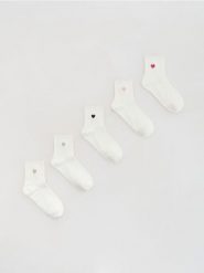 Skarpetki z haftem 5 pack - złamana biel. Skarpetki Reserved, bez wzorów. Za 49.99 zł.