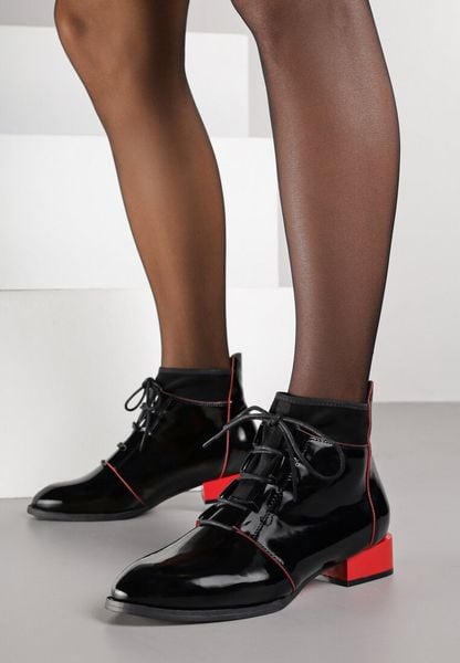 Czarno-Czerwone Sznurowane Botki Vices z Lakierowanym Połyskiem Nuzzasa. Czarne botki Born2be, z aplikacjami, z jeansu, klasyczne, bez obcasa, na płaskiej podeszwie, bez zapięcia. Za 119.99 zł.