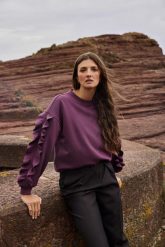 Bluza z falbaną na rękawach burgundowa. Czerwone bluzy MOODO, l, bez wzorów, z elastanu, bez kaptura. Za 129.99 zł.