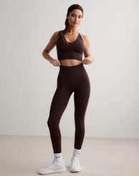 Damskie legginsy invisible scrunch, squat proof Shape Seamless brązowe. Brązowe legginsy AIM'N, bez wzorów, z dzianiny. Za 296.00 zł.