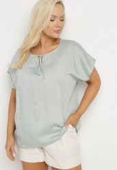 Jasnozielona Bluzka z Wiskozą Wiązana przy Dekolcie Dovarelle. Zielone bluzki Born2be, plus size, bez wzorów, z jeansu, eleganckie, bez kołnierzyka, plus size, bez ramiączek. Za 69.99 zł.