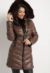 Brązowa Pikowana Kurtka z Kapturem i Futerkiem z Możliwością Odpięcia Elentina. Brązowe kurtki Born2be, l, bez wzorów, z jeansu, biznesowe, z kapturem. Za 199.99 zł.