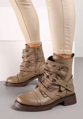 Ciemnobeżowe Botki w Streetwearowym Stylu Ozdobione Nitami i Naszywką Lirelina. Brązowe botki Renee, z aplikacjami, z jeansu, rockowe, bez obcasa, na obcasie, bez zapięcia. W wyprzedaży za 97.99 zł.