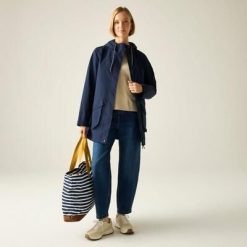 Damska wodoodporna kurtka z kapturem Norana. Niebieskie kurtki Regatta, bez wzorów, z poliesteru, z kapturem. W wyprzedaży za 349.99 zł.