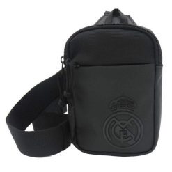 Real Madryt saszetka na ramię Cross Body Bag czarna. Czarne nerki i saszetki Real Madrid, bez wzorów, bez dodatków. Za 89.00 zł.