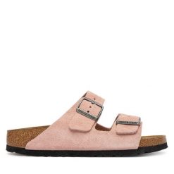 Klapki Birkenstock. Czerwone klapki Birkenstock, bez wzorów, bez obcasa, bez zapięcia. Za 509.99 zł.