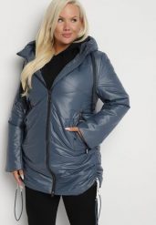 Niebieska Długa Pikowana Kurtka z Kołnierzem Ozdobiona Sznurkami Rotira. Niebieskie kurtki Born2be, plus size, bez wzorów, z jeansu, eleganckie, bez kaptura. W wyprzedaży za 209.99 zł.