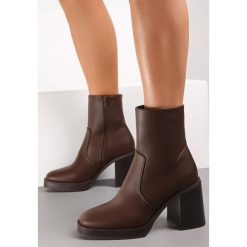 Brązowe Botki Kale. Brązowe botki Renee, bez wzorów, eleganckie, z okrągłym noskiem, za kostkę, bez obcasa, na obcasie, bez zapięcia. W wyprzedaży za 183.99 zł.