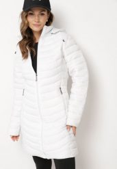 Biała Długa Kurtka Pikowana z Odpinanym Kapturem i Kieszeniami na Suwaki Sinovaria. Białe kurtki Born2be, s, bez wzorów, eleganckie. W wyprzedaży za 132.99 zł.