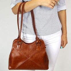 Torebka skórzana damska camel DAN-A T94. Brązowe torebki klasyczne DAN-A, bez wzorów, ze skóry, bez dodatków. Za 299.99 zł.