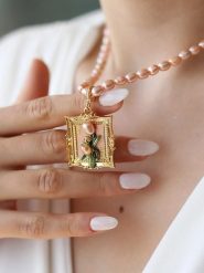 Pierres delicates Naszyjnik z perłami i zawieszką - dł. 50 cm rozmiar: onesize. Czerwone naszyjniki Pierres delicates, z materiału, z perłą, z mosiądzu. Za 108.99 zł.