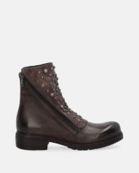 BRĄZOWE BOTKI Z NITAMI 32525-4B DIV CEM. Brązowe botki Venezia, bez wzorów, ze skóry, bez obcasa, bez zapięcia. Za 629.00 zł.