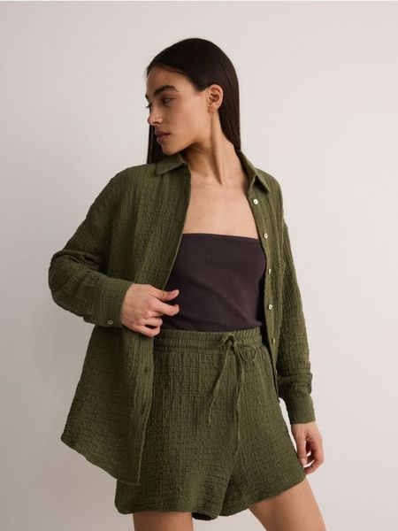 Koszula z bawełnianego muślinu - oliwkowy. Zielone koszule Reserved, l, bez wzorów, z bawełny, bez kołnierzyka, bez ramiączek. W wyprzedaży za 89.99 zł.