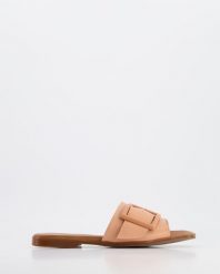KLAPKI DAMSKIE P334110 BEIGE. Brązowe klapki Venezia, bez wzorów, ze skóry, bez obcasa, bez zapięcia. Za 139.00 zł.