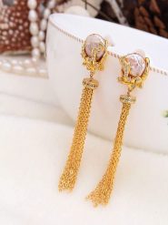 Pierres de Jade Pozłacane kolczyki-wkrętki z masą perłową i cyrkoniami rozmiar: onesize. Różowe kolczyki Pierres de Jade, z cyrkonią, pozłacane. Za 69.99 zł.