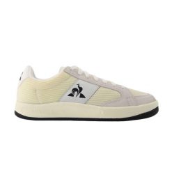 Sneakersy Le Coq Sportif Ashe Team. Białe buty sportowe lifestyle Le Coq Sportif, bez wzorów, sportowe, bez zapięcia. W wyprzedaży za 460.00 zł.