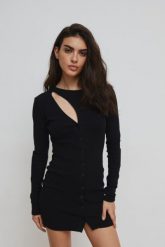Sukienka z długimi rękawami w kolorze TOTALLY BLACK - FORTA-M. Czarne sukienki Marsala, m, bez wzorów, bez kołnierzyka, bez ramiączek. W wyprzedaży za 173.94 zł.