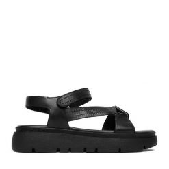Sandały Lasocki. Czarne sandały Lasocki, bez wzorów, bez obcasa, na płaskiej podeszwie, bez zapięcia. Za 179.99 zł.