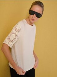 Bluzka z dekoracyjnym krótkim rękawem crochet - kremowy. Białe bluzki Sinsay, l, bez wzorów, bez kołnierzyka, bez ramiączek. Za 29.99 zł.