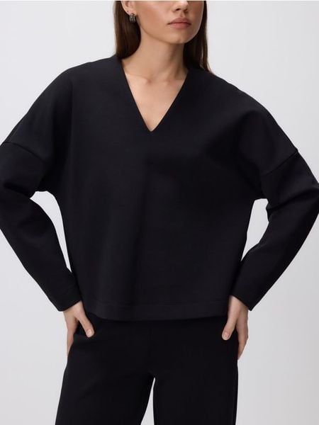 Bluza z dekoltem V - czarny. Czarne bluzy Reserved, l, bez wzorów, z bawełny, bez ramiączek, bez kaptura. Za 89.99 zł.