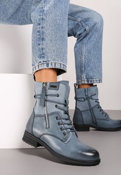 Niebieskie Botki Typu Trapery Ozdobione Wstawką z Ekozamszu i Suwakiem Debisha. Niebieskie traperki Renee, bez wzorów, z jeansu, biznesowe, za kolano, bez obcasa, na płaskiej podeszwie, bez zapięcia. Za 149.99 zł.