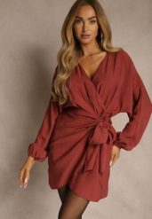 Czerwona Kopertowa Sukienka z Wiskozy z Bufiastymi Rękawami Wiązana w Talii Anevra. Czerwone sukienki Renee, na co dzień, l, bez wzorów, z poliesteru, bez kołnierzyka, bez ramiączek, mini, kopertowe. Za 149.99 zł.