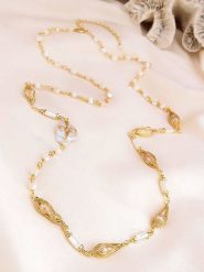 Pierres de Jade Pozłacany naszyjnik z elementami ozdobnymi - dł. 45 cm rozmiar: onesize. Białe naszyjniki Pierres de Jade, z materiału, z perłą, pozłacane. Za 113.99 zł.