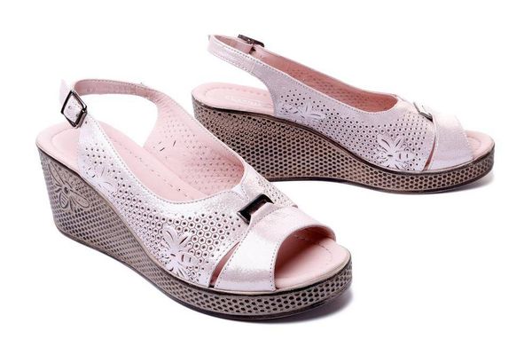 LANQIER 44C2930 pudra florya, sandały damskie. Czerwone sandały Lanqier, w ażurowe wzory, z gumy, bez obcasa, na koturnie, bez zapięcia. Za 189.90 zł.