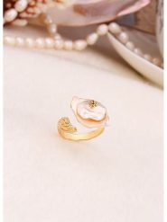 L'Atelier de Gaia Pozłacany pierścionek z masą perłową rozmiar: onesize. Białe pierścionki L'Atelier de Gaia, z perłą, pozłacane. Za 104.64 zł.