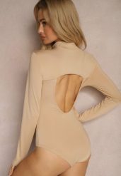 Ciemnobeżowe Body z Golfem z Prążkowanej Dzianiny Naorinia. Brązowe body i gorsety Renee, bez wzorów, z dzianiny, bez ramiączek. W wyprzedaży za 39.99 zł.