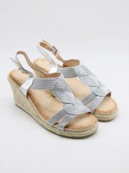 Bellucci Sandały w kolorze srebrnym na koturnie rozmiar: 38. Szare sandały Bellucci, bez wzorów, z otwartym noskiem, bez obcasa, na koturnie, bez zapięcia. Za 113.99 zł.