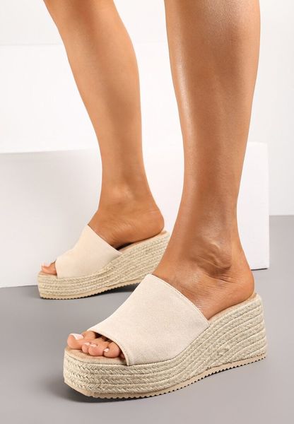 Beżowe Klapki na Plecionym Koturnie z Szerokim Paskiem Limasja. Brązowe klapki Born2be, bez wzorów, boho, bez obcasa, na koturnie, bez zapięcia. Za 44.99 zł.
