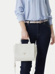 Guess Torebka J5GZ06 WG730 Écru. Białe torebki klasyczne Guess, z aplikacjami, ze skóry, bez dodatków. Za 259.99 zł.