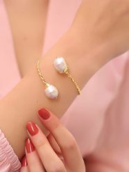 L'Atelier de Gaia Pozłacana bransoletka z perłami rozmiar: onesize. Białe bransoletki L'Atelier de Gaia, z perłą, pozłacane. Za 43.99 zł.